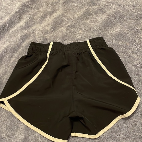 Under armour girls running shorts - Picture 2 of 3
